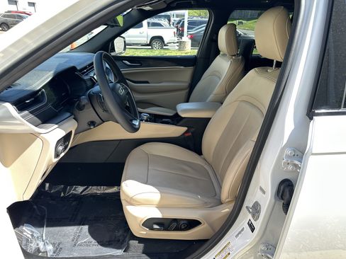 Used 2023 Jeep Grand Cherokee Limited w/ Luxury Tech Group II AWD/4WD image 16