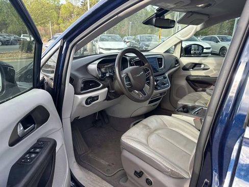 Used 2017 Chrysler Pacifica Touring-L Plus image 3