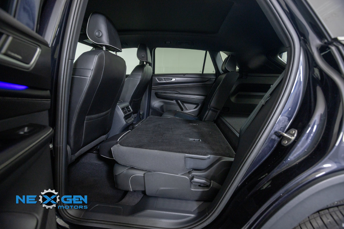 Used 2024 Volkswagen Atlas Cross Sport SEL Premium R-Line AWD/4WD image 30