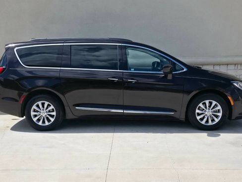 Used 2017 Chrysler Pacifica Touring-L FWD image 2