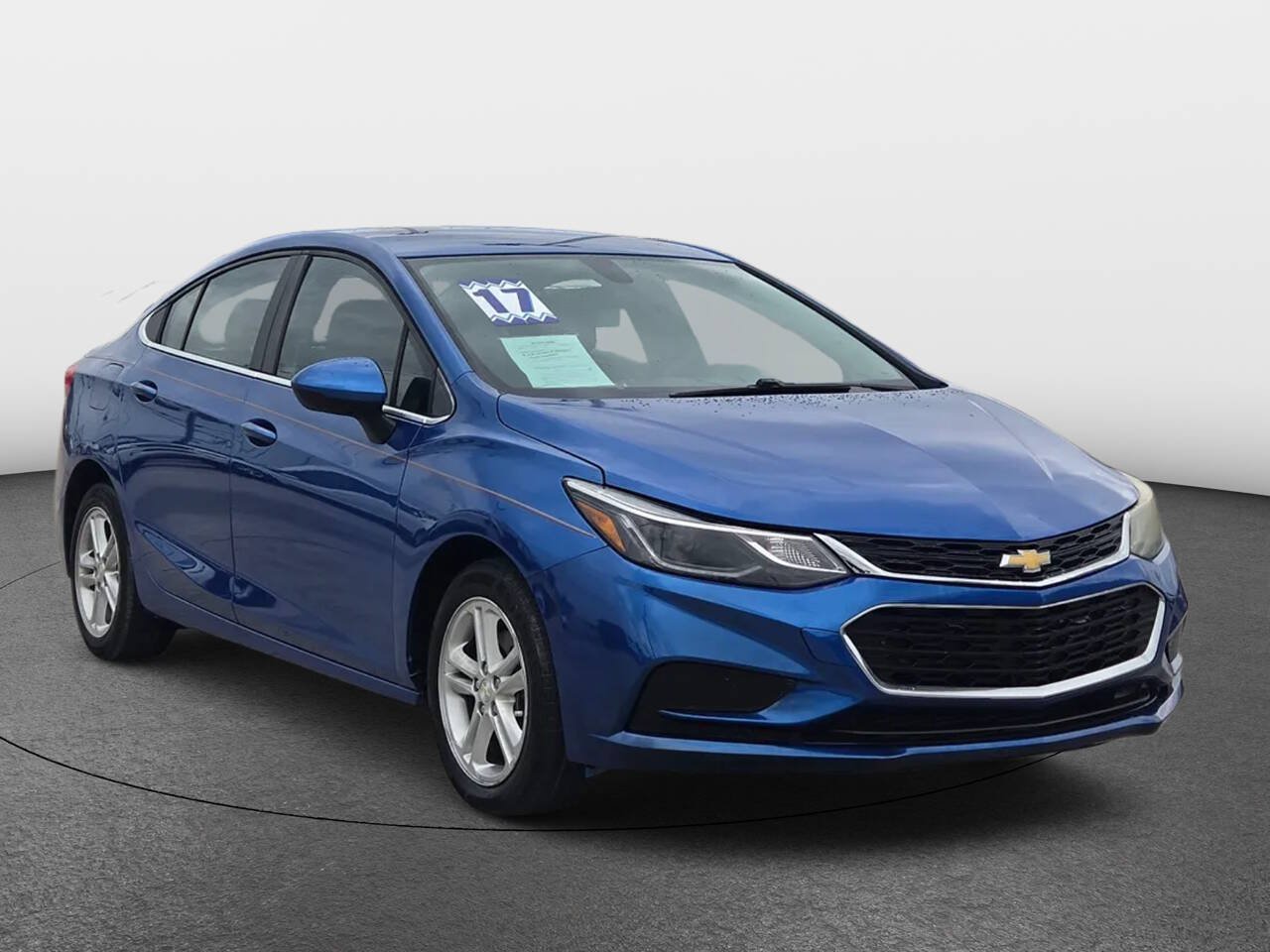 Used 2017 Chevrolet Cruze LT FWD image 2