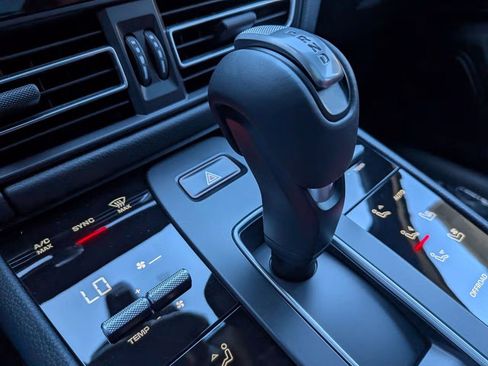 Certified 2025 Porsche Macan AWD/4WD image 21