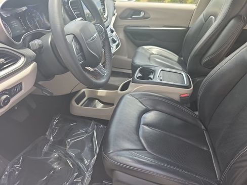 Used 2022 Chrysler Pacifica Touring-L FWD image 17