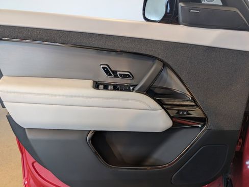 Used 2024 Land Rover Range Rover Sport SE image 11