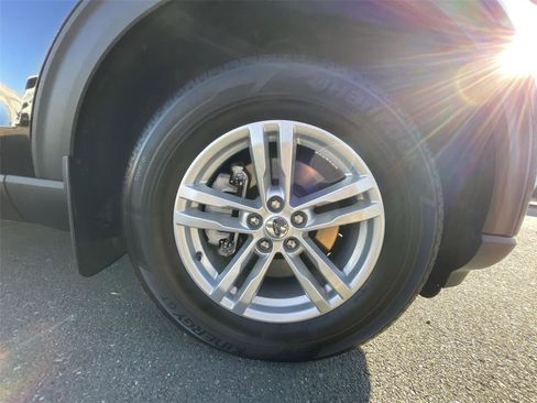 Used 2022 Ford Explorer XLT w/ Equipment Group 202A image 10