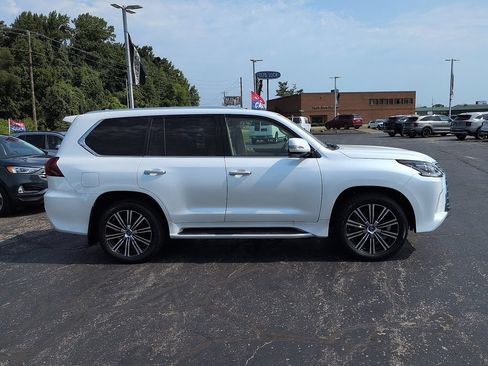 Used 2019 Lexus LX 570 4WD w/ Luxury Package image 2