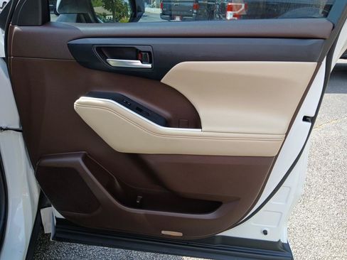 Used 2022 Toyota Highlander XLE FWD image 17