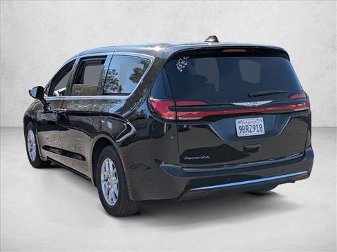 Used 2025 Chrysler Pacifica Select image 7