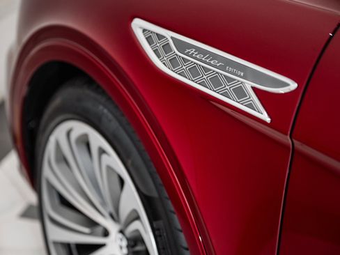 Used 2025 Bentley Bentayga image 14