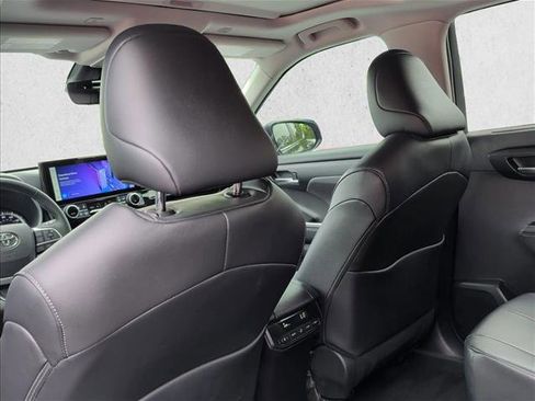 Used 2025 Toyota Highlander XLE FWD image 17