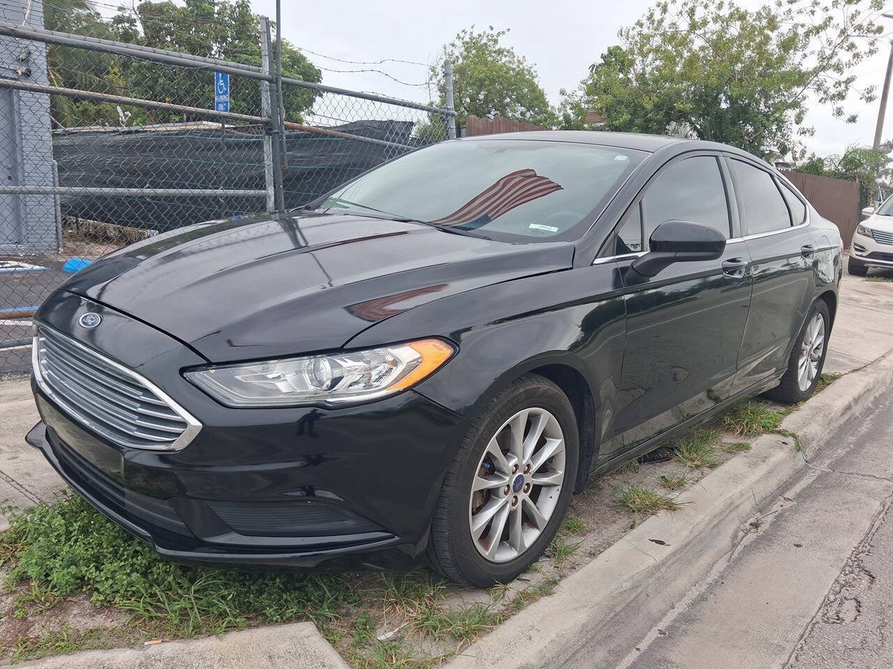 Used 2017 Ford Fusion SE w/ Fusion SE Technology Package FWD image 1