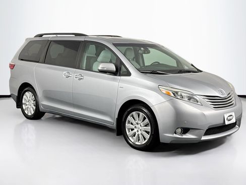 Used 2017 Toyota Sienna Limited Premium image 2