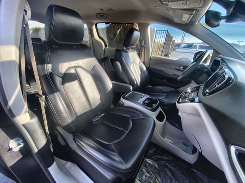 Used 2023 Chrysler Pacifica Touring-L FWD image 27