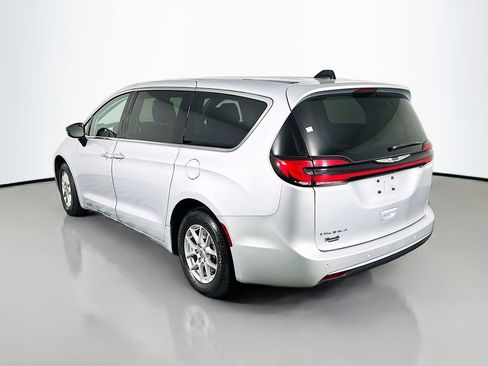 Used 2024 Chrysler Pacifica Touring-L image 5