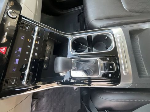 Used 2024 Kia Carnival EX image 16