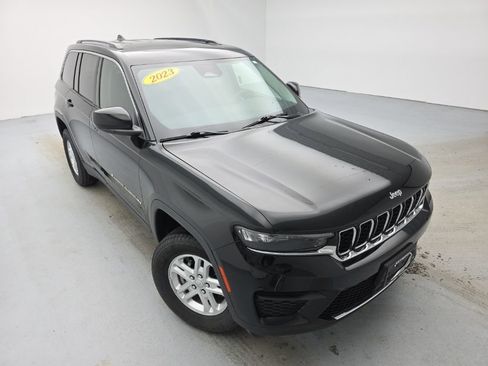 Used 2023 Jeep Grand Cherokee Laredo image 2