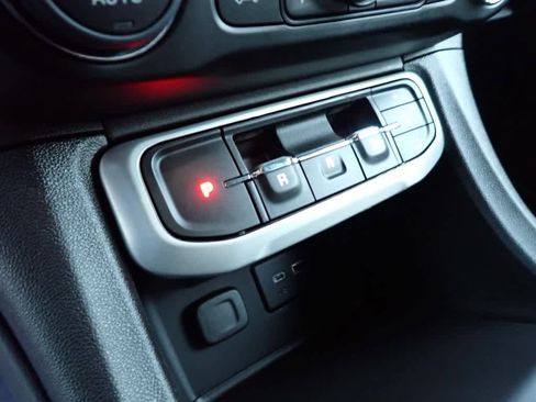 Certified 2023 GMC Acadia SLE w/ Driver Convenience Package image 27