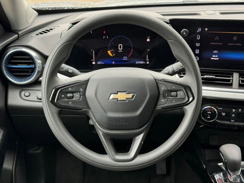 Used 2025 Chevrolet Trax LT FWD image 28