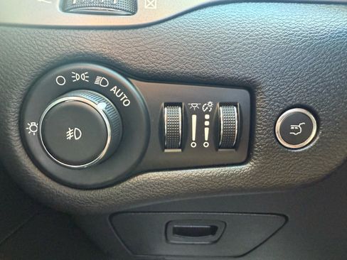 Used 2021 Jeep Cherokee Limited image 17