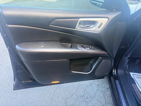 Used 2019 Nissan Pathfinder SL AWD/4WD image 9