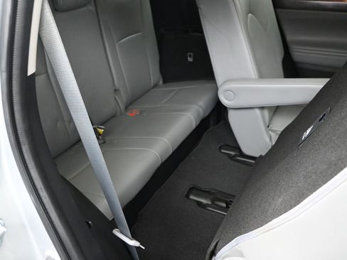 Used 2023 Toyota Highlander Limited image 17