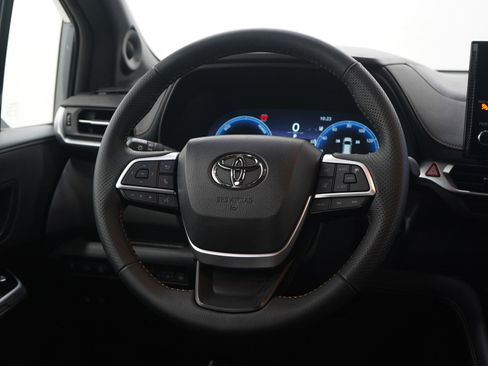 Used 2025 Toyota Sienna XSE image 17