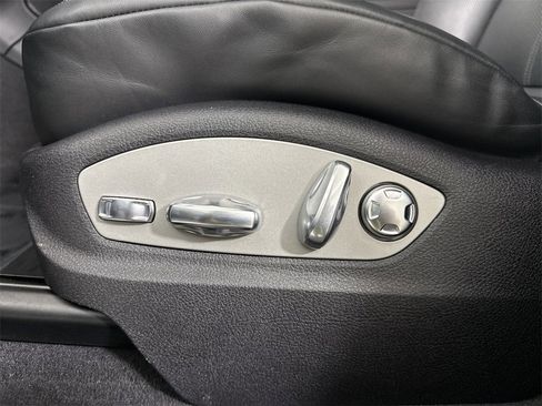 Certified 2025 Porsche Macan image 40