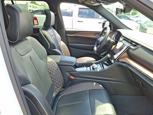 Used 2023 Jeep Grand Cherokee Summit AWD/4WD image 12