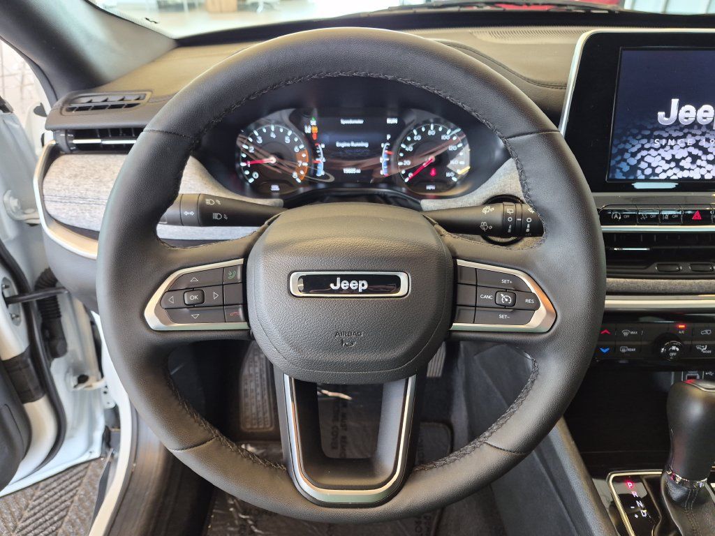 Used 2025 Jeep Compass Latitude AWD/4WD image 17