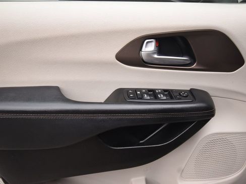 Used 2019 Chrysler Pacifica L FWD image 23