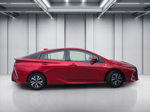 Used 2019 Toyota Prius Prime Advanced image 3