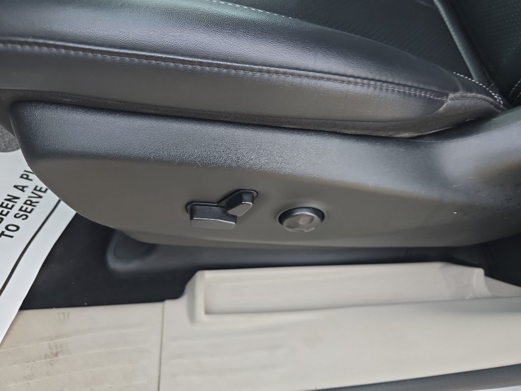 Used 2024 Chrysler Pacifica Touring-L FWD image 13