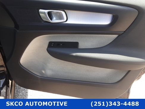 Used 2020 Volvo XC40 T5 Momentum image 12