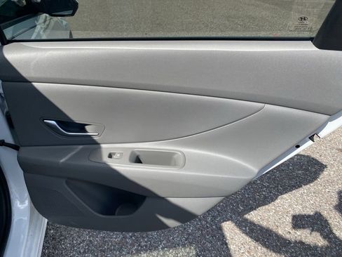 Certified 2022 Hyundai Elantra SE image 15