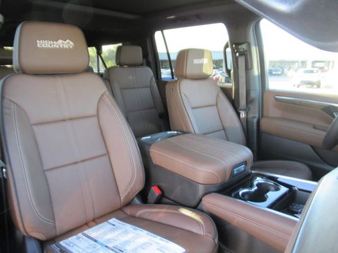 New 2026 Chevrolet Suburban High Country RWD image 9