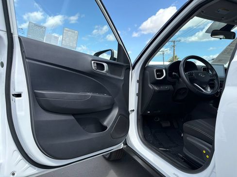 Used 2025 Hyundai Venue SEL FWD image 10