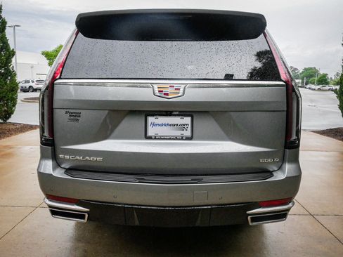 Used 2024 Cadillac Escalade Luxury AWD/4WD image 9