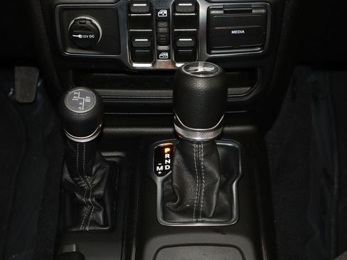 Used 2025 Jeep Wrangler Unlimited Sahara image 13