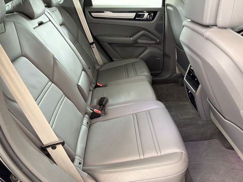 Used 2023 Porsche Cayenne Platinum Edition AWD/4WD image 27