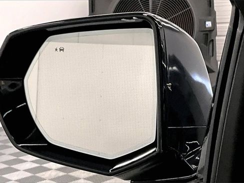 Used 2024 Chevrolet Suburban High Country image 36