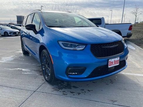 New 2026 Chrysler Pacifica Select w/ S Appearance Package image 8