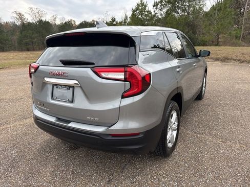 Used 2024 GMC Terrain SLE image 3