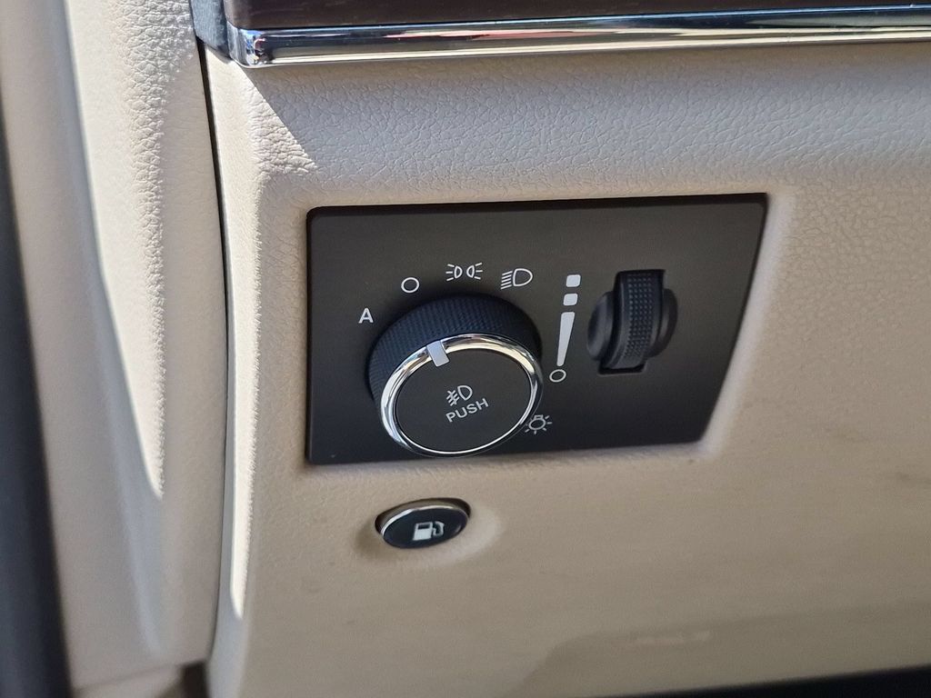 Used 2018 Jeep Grand Cherokee Limited AWD/4WD image 15