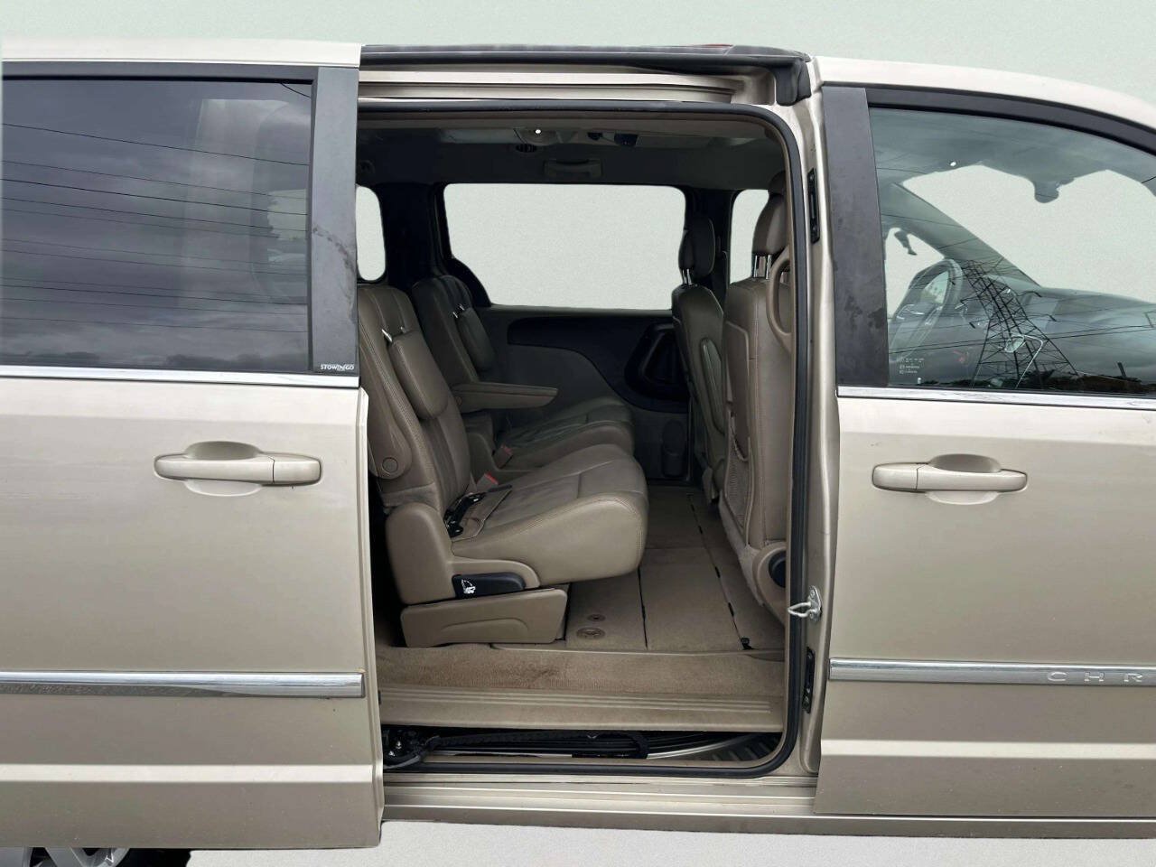 Used 2014 Chrysler Town & Country Touring FWD image 16