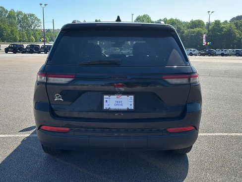 Used 2023 Jeep Grand Cherokee Altitude AWD/4WD image 4