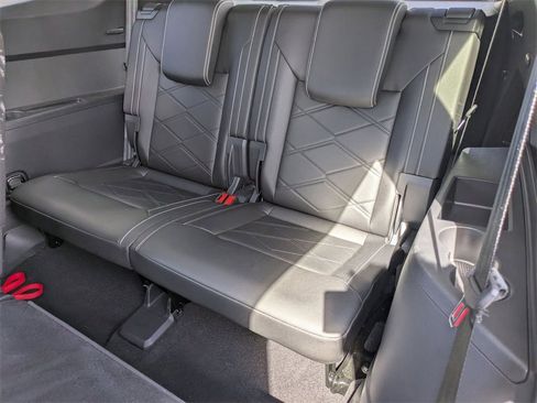 Used 2025 Volkswagen Atlas SE image 28