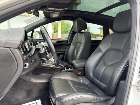 Used 2020 Porsche Macan w/ Premium Package Plus AWD/4WD image 17