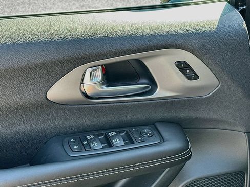 New 2027 Chrysler Pacifica Select FWD image 22