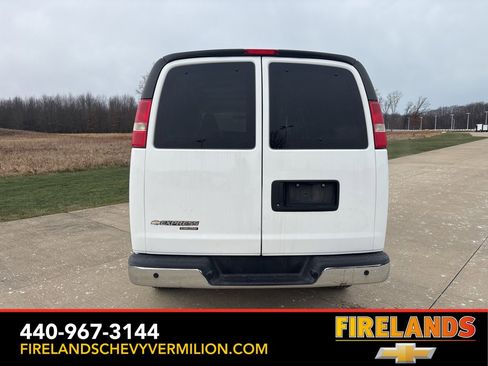 Used 2017 Chevrolet Express 3500 Extended image 4