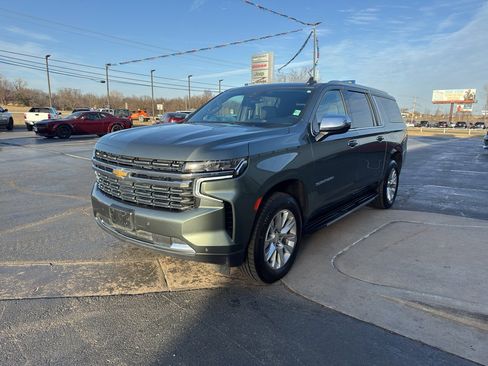 Used 2023 Chevrolet Suburban Premier image 3